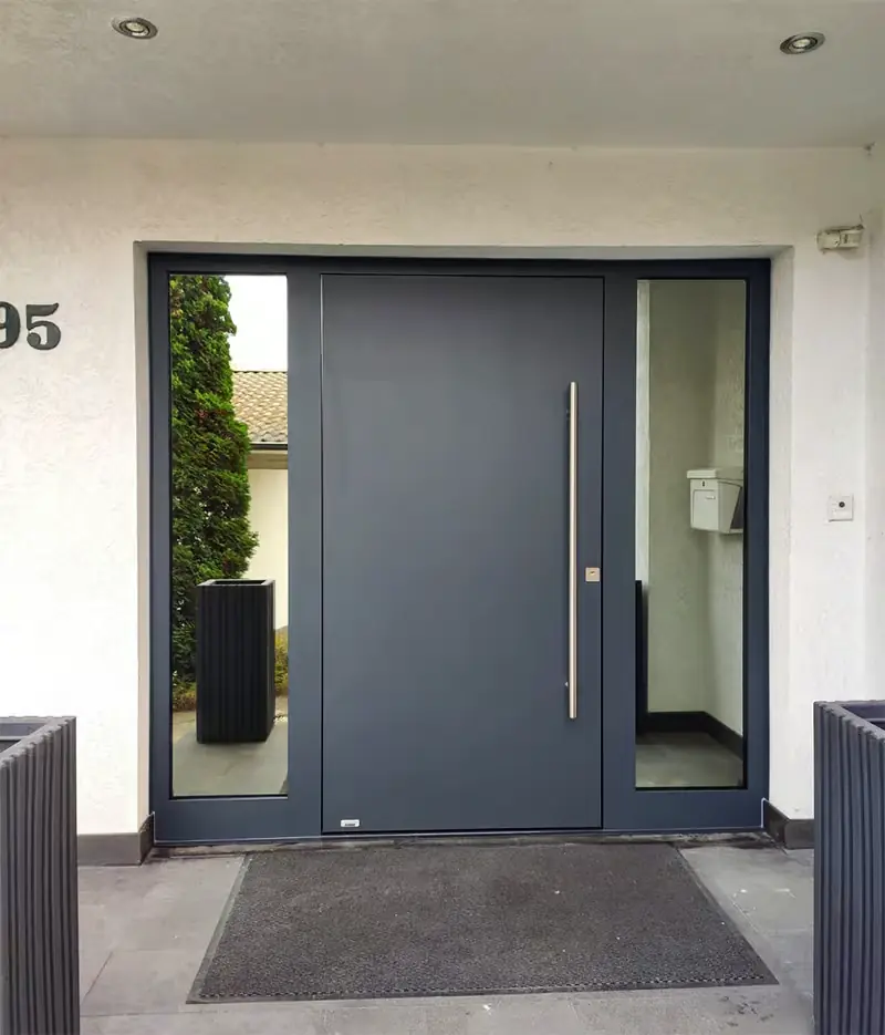 Beispiel Modell einer modernen Aluminium Haustür in anthrazit-schwarz