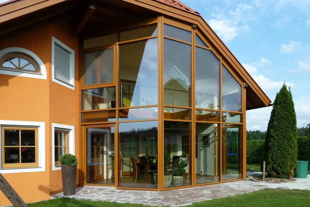 Eleganter Wintergarten mit Glasdach in Holzoptik und Glas