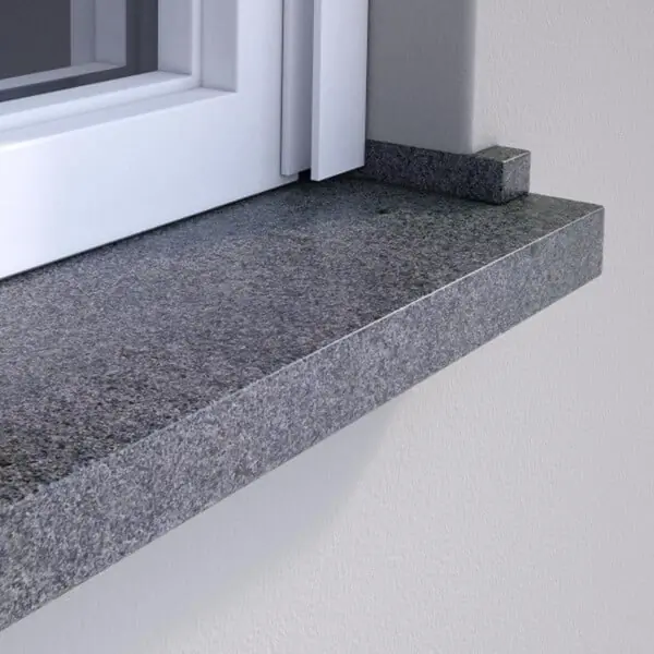 Beispiel einer grauen Außenfensterbank aus Granit