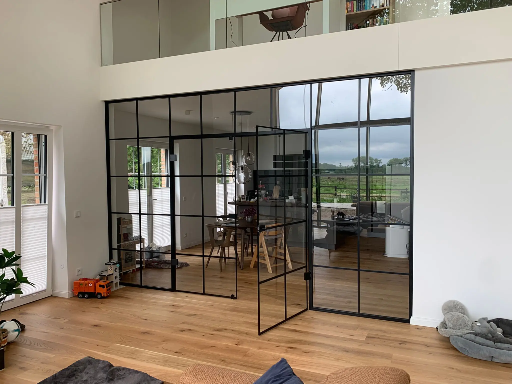 Moderne Glastrennwand im Wohnzimmer