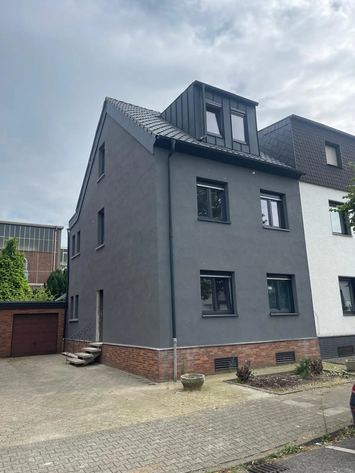 Haus in Anthraziter Fassade und neuen Fenstern sehr schön