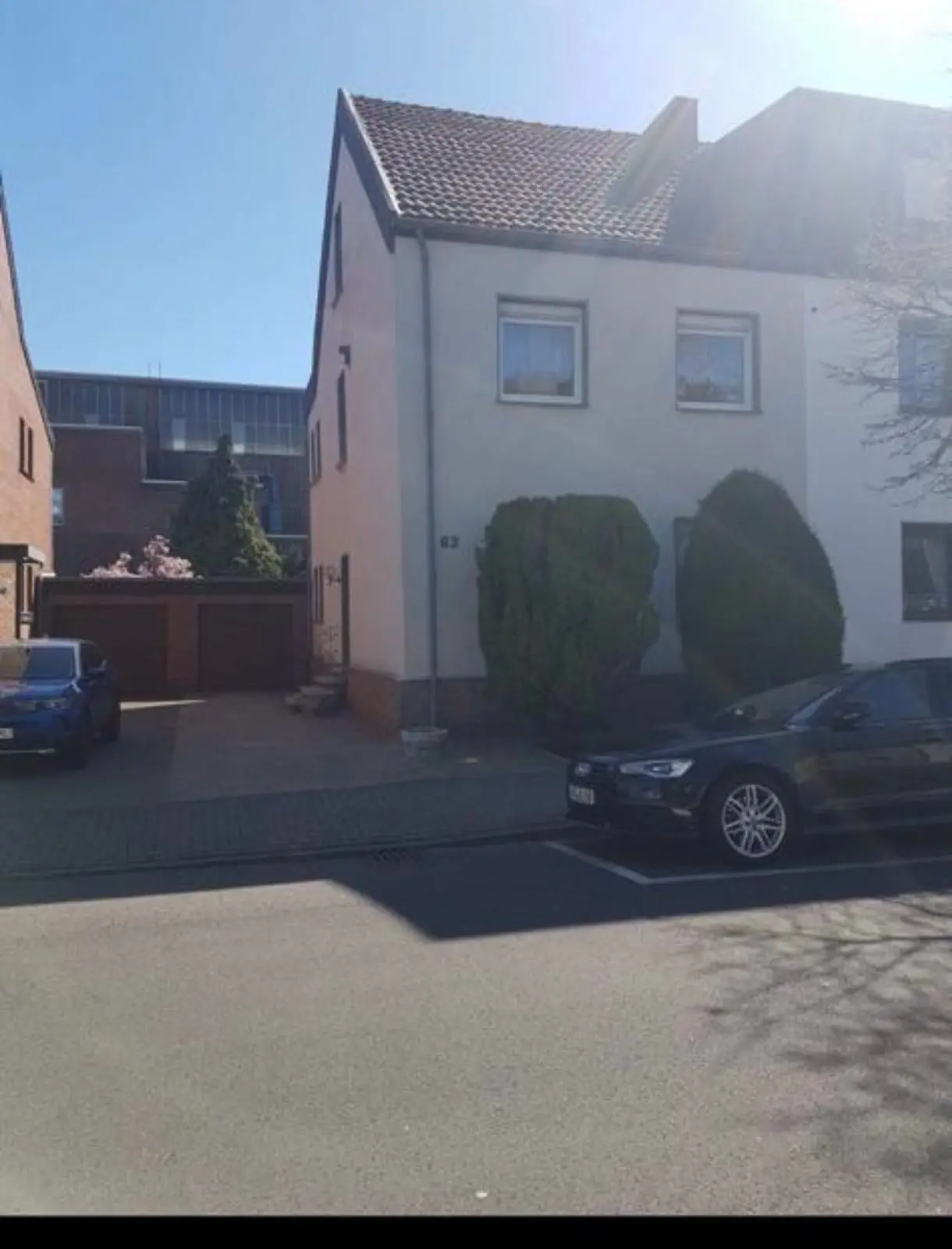 Haus vor der Montage mit alten Fenstern und Fassade