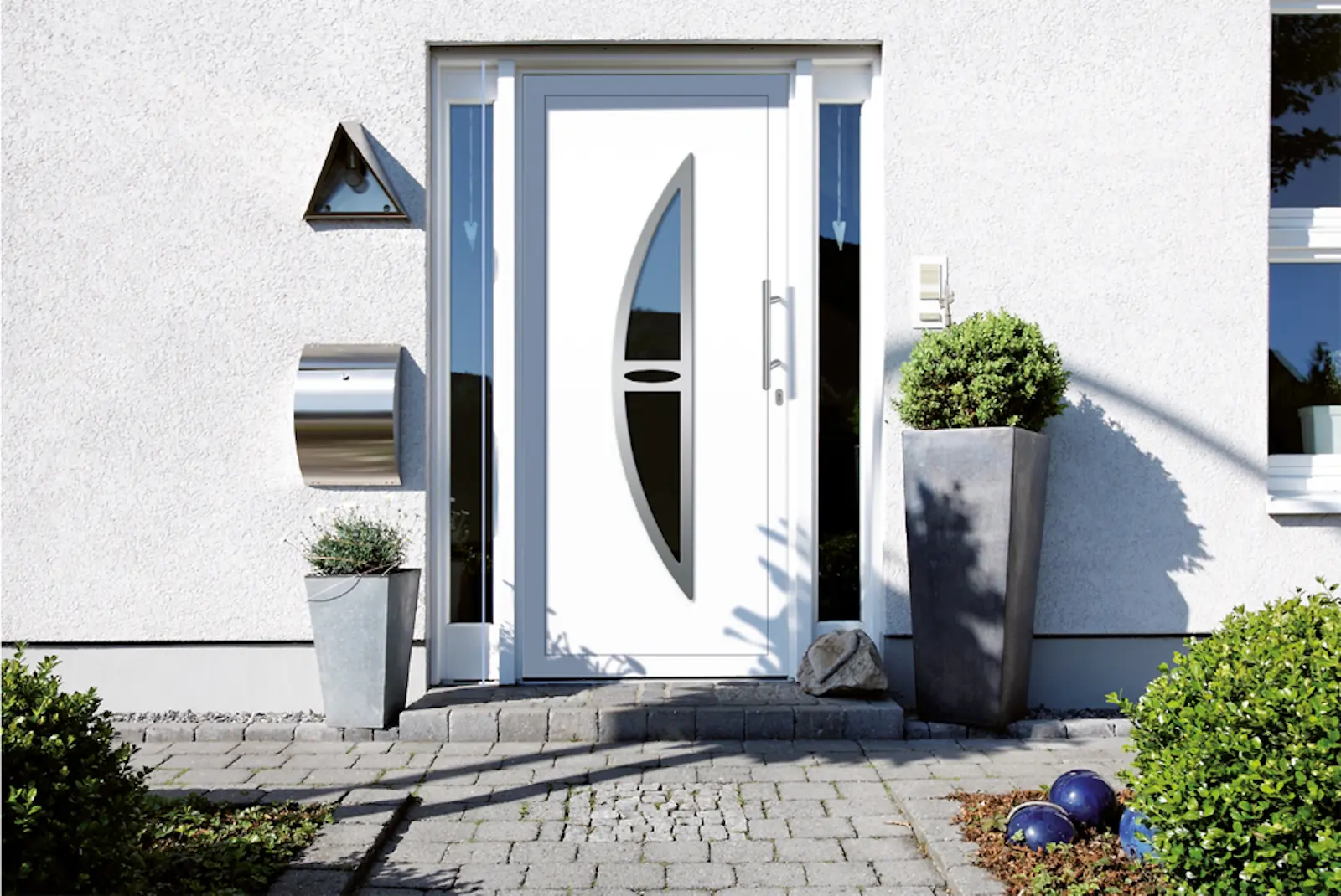 Weiße Kunststoff Haustür mit Seitenteil