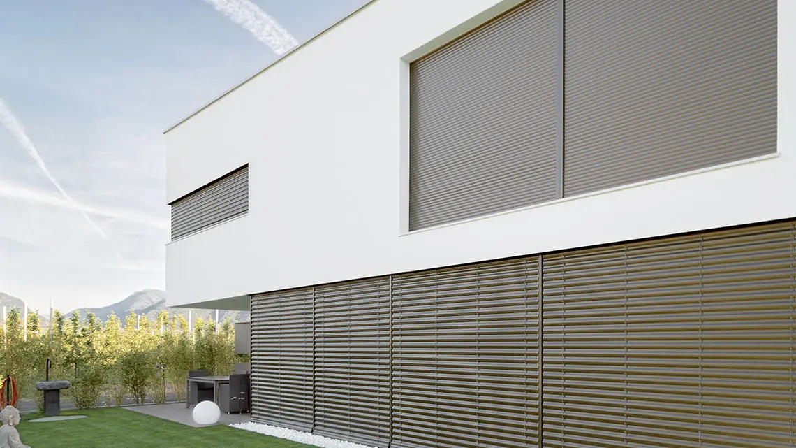 Moderne beige Rollläden an Einfamilienhaus mit weißer Front