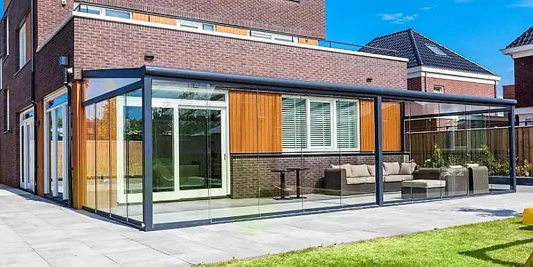 Elegante Glas Terrassenüberdachung mit Stahlkonstruktion in Anthrazit