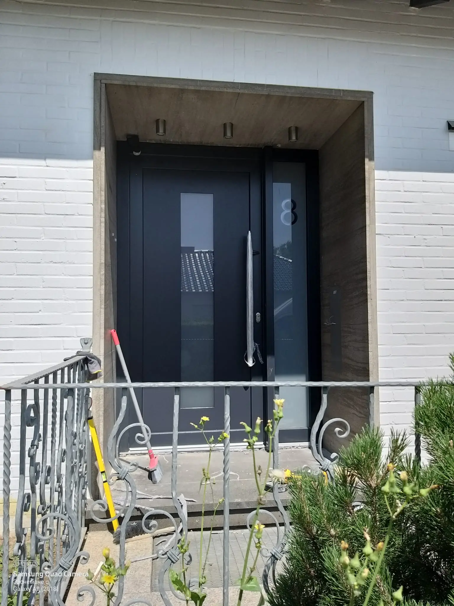 Schwarze Aluminium Eingangstuere nach der montage